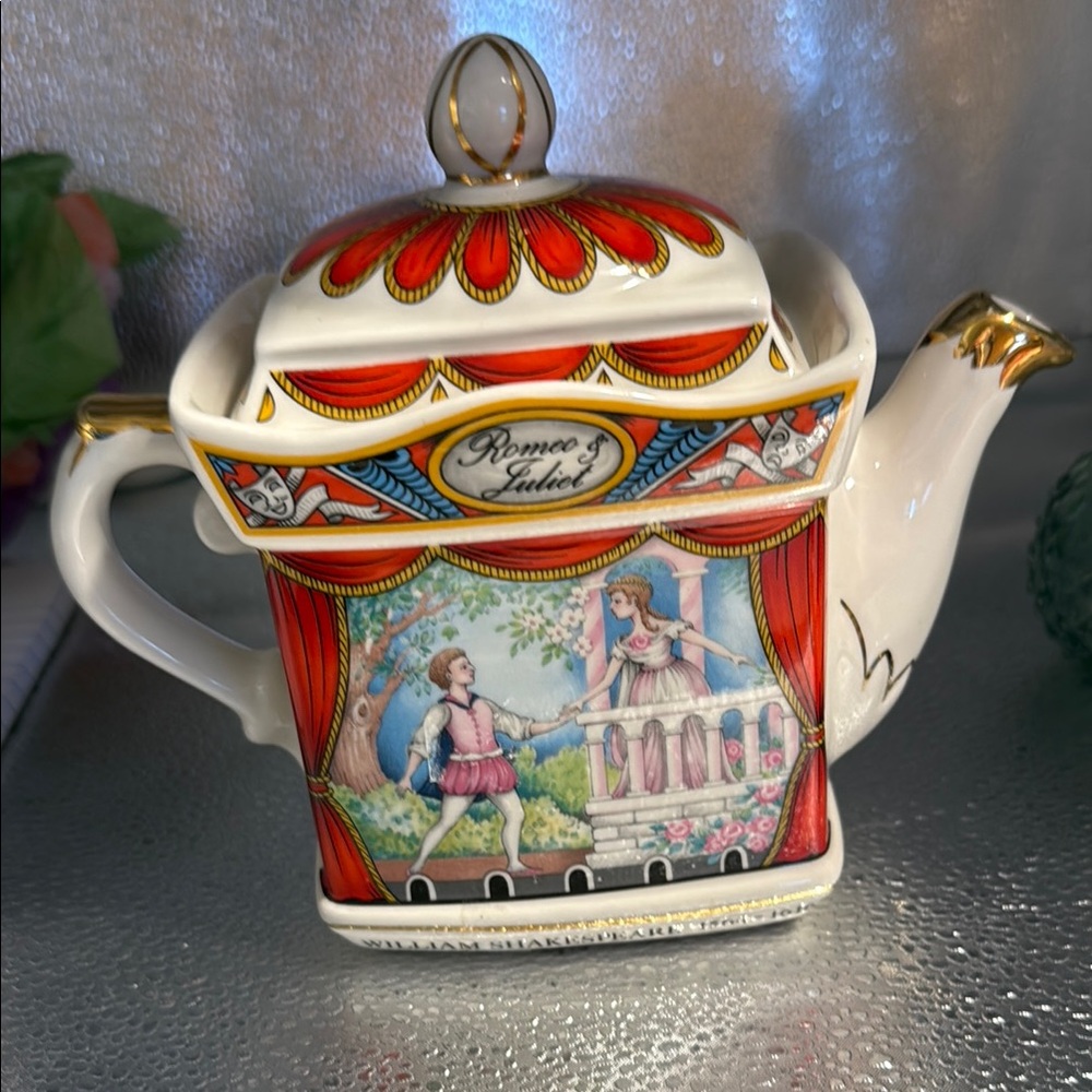 Vintage Romeo & Juliet Themed Teapot